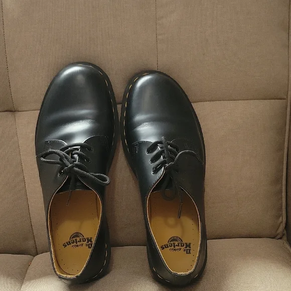 Dr. Martens Black Leather Men's Shoes - Picture 7 of 7